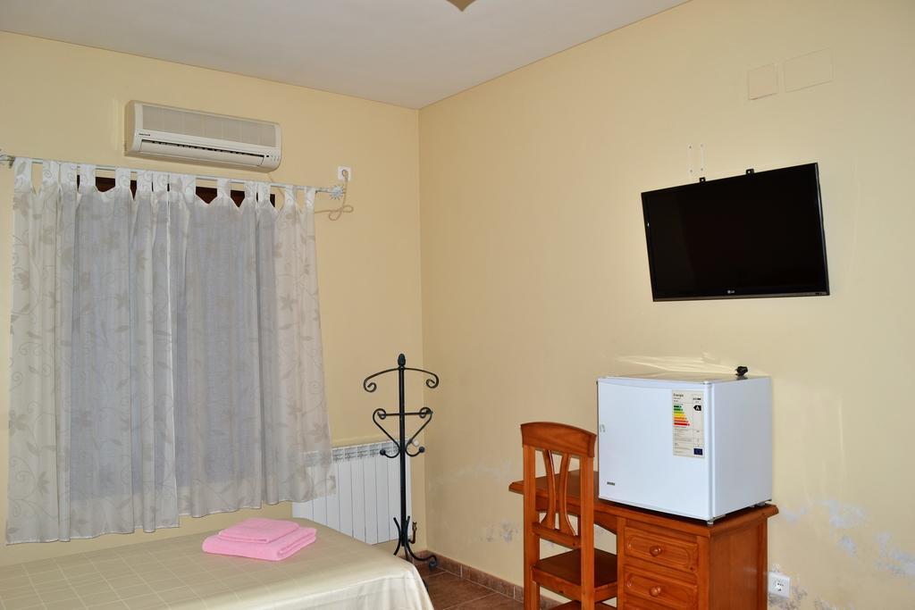 Hostal La Encina El Real de la Jara Екстер'єр фото