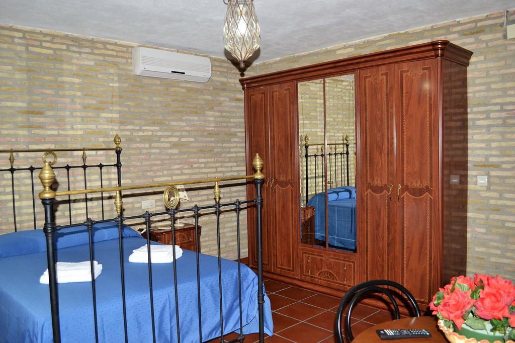 Hostal La Encina El Real de la Jara Екстер'єр фото